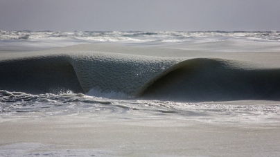 Δεν έχει ξαναγίνει: Πάγωσαν τα κύματα καθώς έσκαγαν στην ακτή [εικόνες]