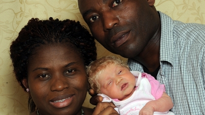 Μαύροι γονείς έφεραν στον κόσμο λευκό μωρό