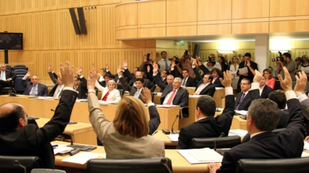 Βουλή: Ψηφίστηκε κατά πλειοψηφία το νομοσχέδιο πώλησης δανείων