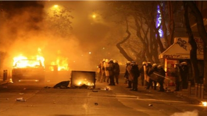 Αθήνα: Επεισόδια με φωτιές έξω από το Πολυτεχνείο