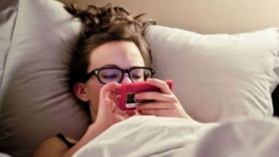 Αφήνεις το κινητό δίπλα στο κρεβάτι το βράδυ; Επιτρέπεται τελικά ή όχι;