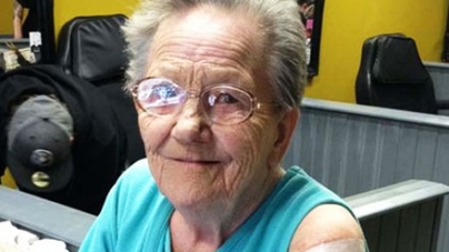 79χρονη το «απέδρασε» από το γηροκομείο για να «χτυπήσει» το πρώτο της τατουάζ