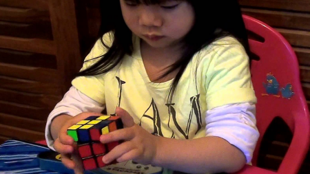 Κοριτσάκι 2 χρονών λύνει αμέσως τον κύβο του Ρούμπικ