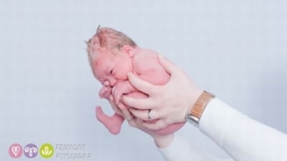 Μωρά σε εμβρυική στάση λίγα μόλις λεπτά μετά τη γέννησή τους