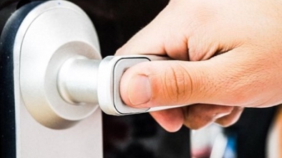 Έξυπνο χερούλι πόρτας λειτουργεί με δακτυλικά αποτυπώματα