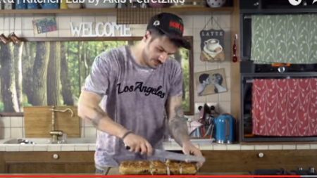 Δείτε τον Άκη Πετρετζίκη να μας φτιάχνει την πιο νόστιμη Τυρόπιτα – βιντεο