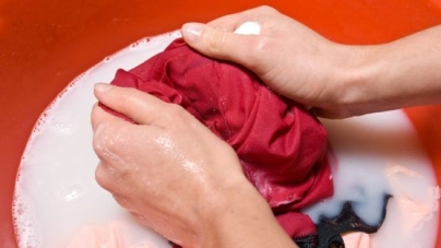 4 λάθη που κάνετε όταν πλένετε τα ρούχα σας στο χέρι