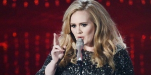 Η επίθεση της Adele σε θαυμαστριά της κατά την διάρκεια συναυλίας της (video)