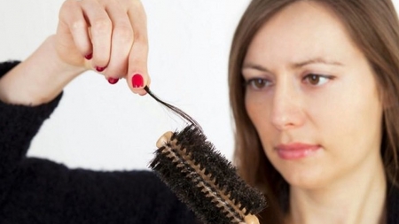 5 αιτίες που πέφτουν τα μαλλιά μας