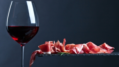 Κόκκινο κρέας: Γιατί «πρέπει» να το συνδυάζετε πάντα με κόκκινο κρασί