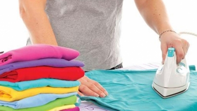 5 φανταστικοί τρόποι για να «σιδερώσεις» τα ρούχα (χωρίς σίδερο)