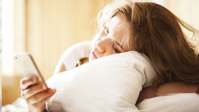 Γιατί δεν πρέπει να κοιμόμαστε με το κινητό δίπλα στο κρεβάτι