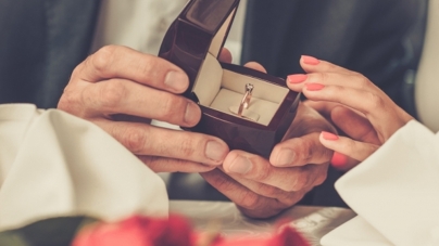 Αποκαλυπτικές εικόνες: Η πρόταση γάμου σε πασίγνωστη νεαρή της Λευκωσίας. Η απόλυτη συγκίνηση!