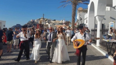 Δυο αδερφές απο την Κύπρο παντρεύτηκαν την ίδια μέρα στην Σαντορίνη