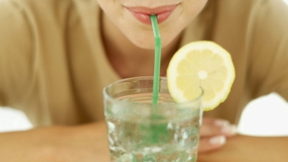 4 τρόποι για να πίνετε περισσότερο νερό καθημερινά!