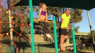 Γλυκό και ξεκαρδιστικό -Τι συμβαίνει όταν ένας μπαμπάς προσπαθεί να κάνει γυμναστική με την 9χρονη κόρη του;