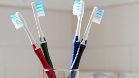Τέσσερις συμβουλές για να προστατεύσετε την οδοντόβουρτσά σας από τα μικρόβια