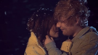 Ed Sheeran: Το πανέμορφο video clip του «Perfect» συνεπαίρνει